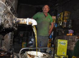 Asırlık makinede doğal ayçiçeği yağı üretiyor