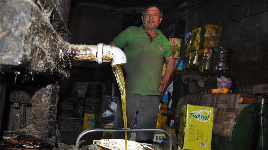 Asırlık makinede doğal ayçiçeği yağı üretiyor