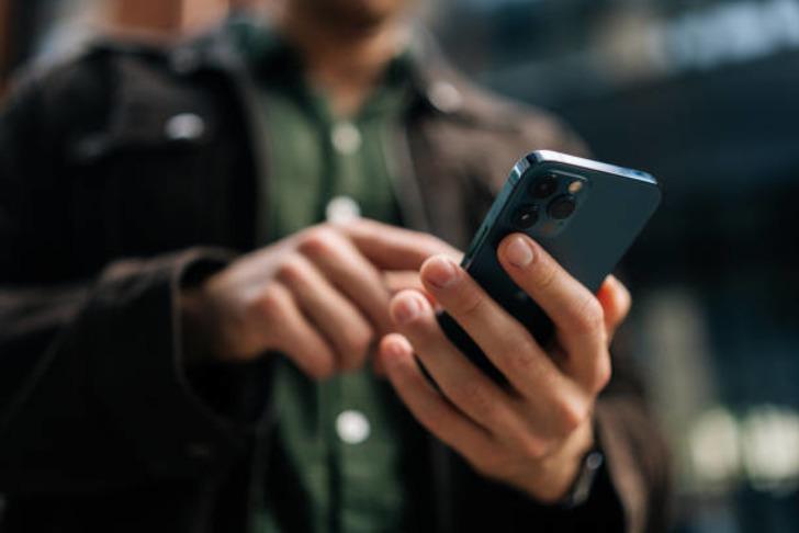 Telefonun ekranı kirlendiğinde nasıl davranırsın?