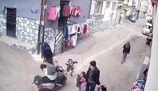 Korkun&ccedil; kaza! K&uuml;&ccedil;&uuml;k kız &ccedil;ocuğuna son s&uuml;rat &ccedil;arptı: Arkasına bile bakmadı!