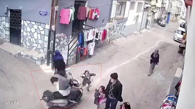 Korkunç kaza! Küçük kız çocuğuna son sürat çarptı: Arkasına bile bakmadı!