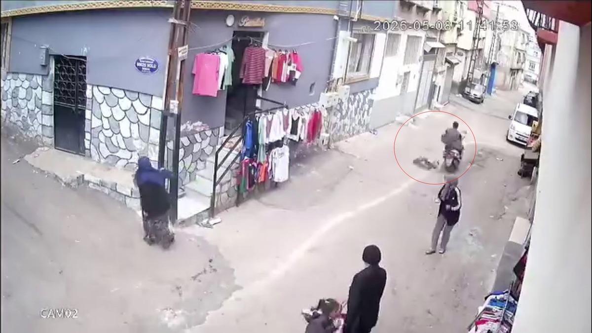Korkun&ccedil; kaza! K&uuml;&ccedil;&uuml;k kız &ccedil;ocuğuna son s&uuml;rat &ccedil;arptı: Arkasına bile bakmadı! 1