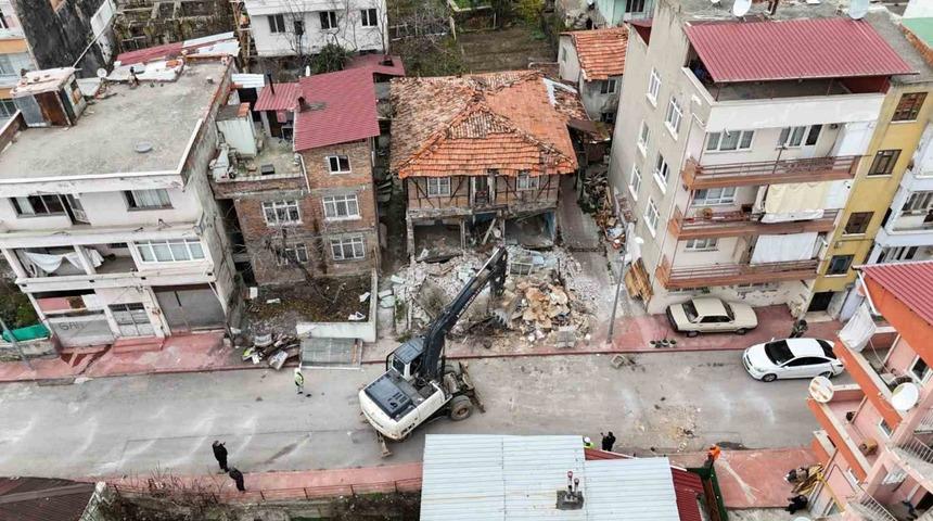 Tehlike oluşturan ve su&ccedil; yuvasına d&ouml;nen metruk binalar yıkılıyor