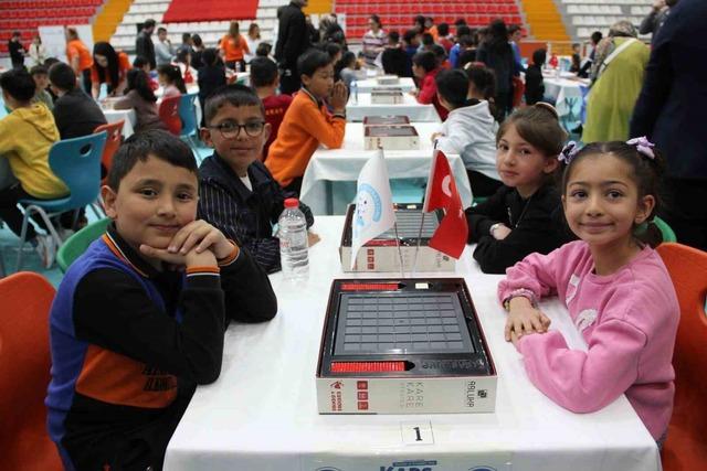 Kars&rsquo;ta zeka dolu rekabet: 400 &ouml;ğrenci akıl oyunlarında yarıştı 1