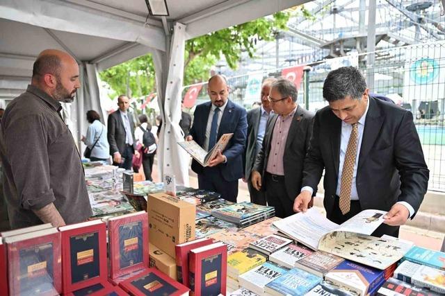 Manisa&rsquo;da 9. Kitap Fuarı kitapseverlerle buluştu 1