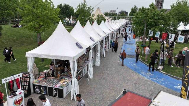 Manisa&rsquo;da 9. Kitap Fuarı kitapseverlerle buluştu 3
