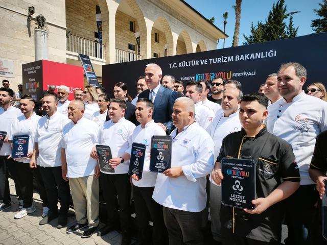 Bakan Ersoy, Mersin K&uuml;lt&uuml;r Yolu Festivali nin a&ccedil;ılış t&ouml;renine katıldı 1