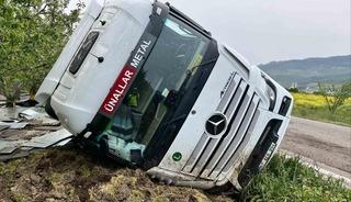 Bilecik&rsquo;te kontrolden &ccedil;ıkan tır devrildi