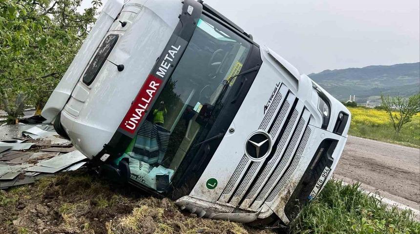 Bilecik&rsquo;te kontrolden &ccedil;ıkan tır devrildi