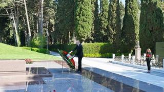Aliyev, merhum Cumhurbaşkanı Haydar Aliyev’i mezarı başında andı