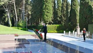 Aliyev, merhum Cumhurbaşkanı Haydar Aliyev&rsquo;i mezarı başında andı