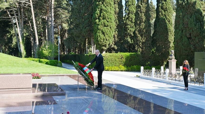 Aliyev, merhum Cumhurbaşkanı Haydar Aliyev&rsquo;i mezarı başında andı