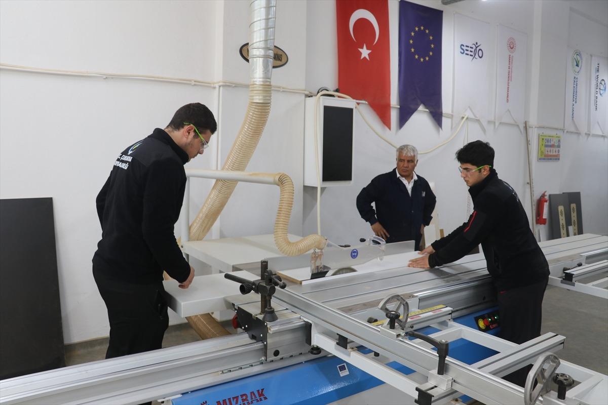 Kayıt olana bunu vadediyor: &lsquo;D&uuml;nyanın her yerinde iş bulabilir&rsquo; 6