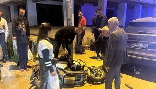 Devrilen motosikletin s&uuml;r&uuml;c&uuml;s&uuml;, otomobilin altında sıkıştı