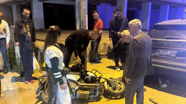 Devrilen motosikletin sürücüsü, otomobilin altında sıkıştı