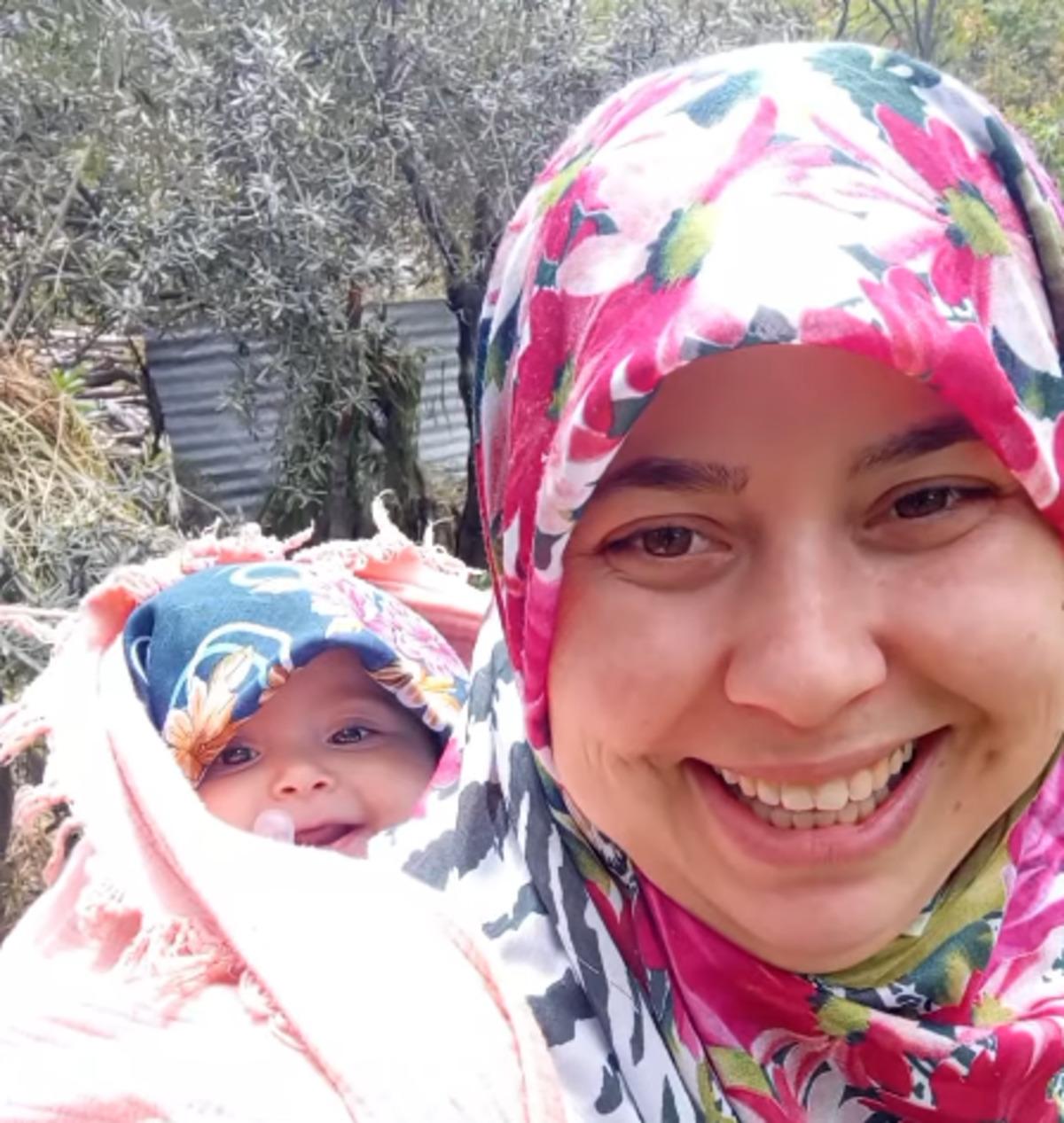 Sosyal medyada herkes bu bebeği konuşuyor! Anne kızın k&ouml;y gezisi izlenme rekoru kırdı 1