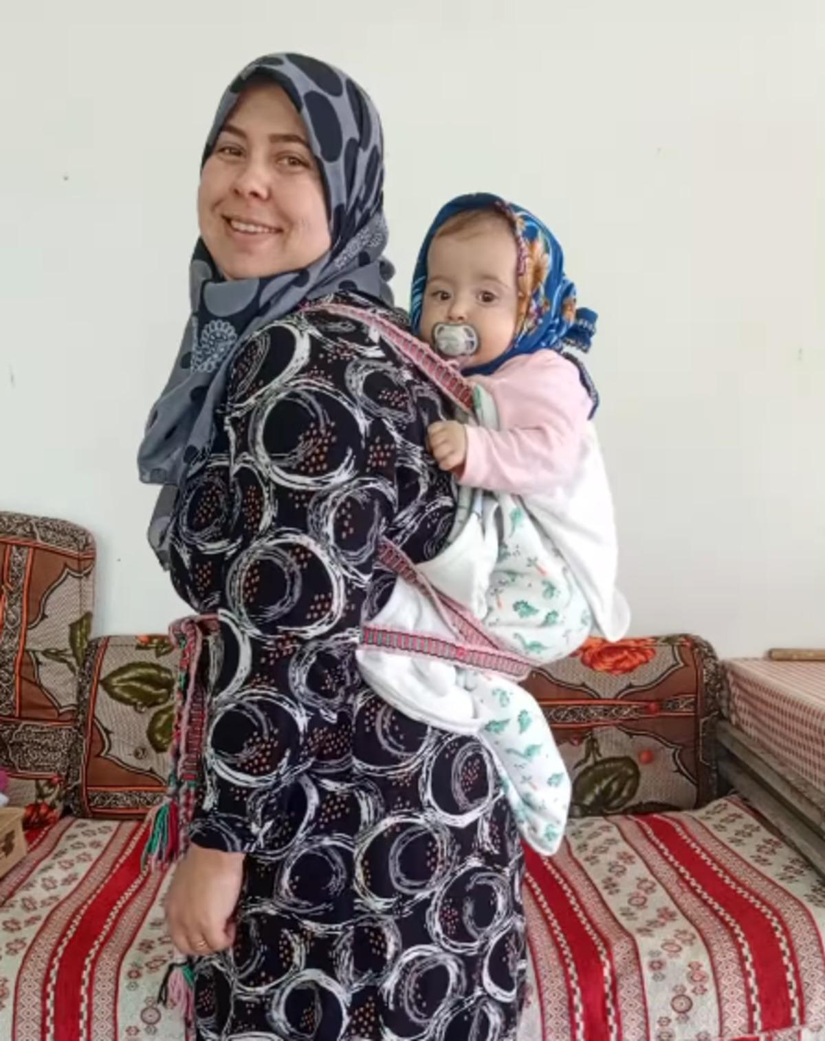 Sosyal medyada herkes bu bebeği konuşuyor! Anne kızın k&ouml;y gezisi izlenme rekoru kırdı 2