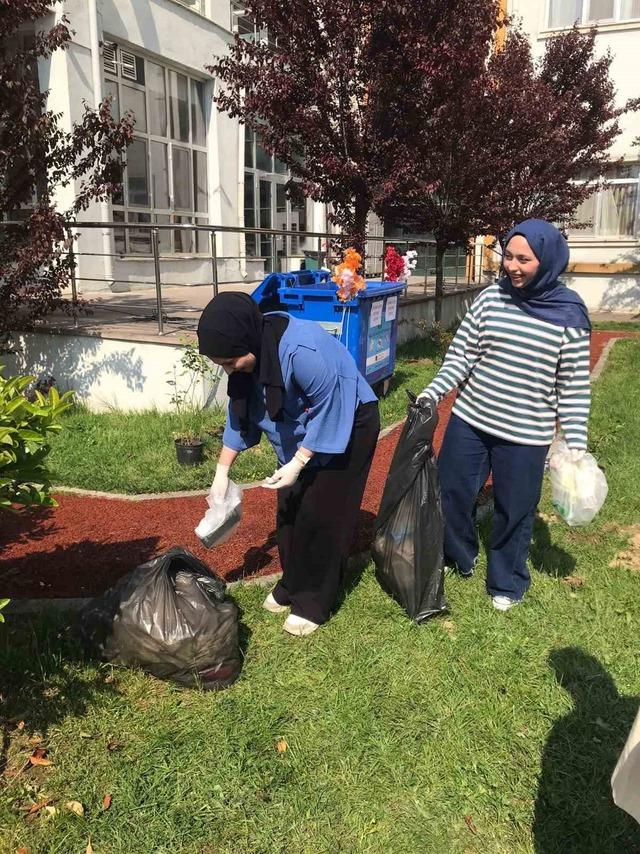 Gen&ccedil;lerden &ouml;rnek hareket: &Ccedil;&ouml;p topladılar, bah&ccedil;eyi g&uuml;llerle s&uuml;slediler 3