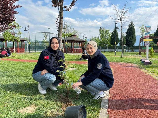 Gen&ccedil;lerden &ouml;rnek hareket: &Ccedil;&ouml;p topladılar, bah&ccedil;eyi g&uuml;llerle s&uuml;slediler 1