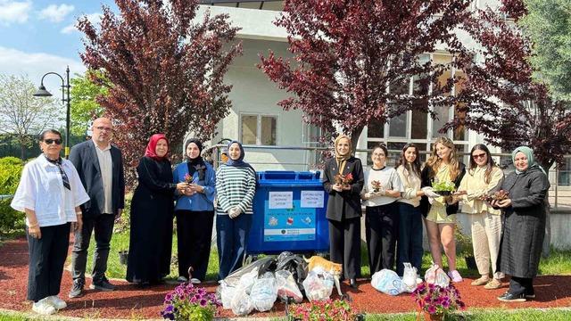 Gençlerden örnek hareket: Çöp topladılar, bahçeyi güllerle süslediler