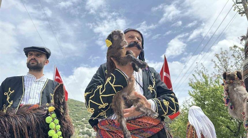 Burdur&rsquo;da temsili Y&ouml;r&uuml;k G&ouml;&ccedil;&uuml;, renkli g&ouml;r&uuml;nt&uuml;lere sahne oldu