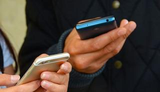 Akıllı telefon ve tabletlere zam yolda! Canlı yayında a&ccedil;ıkladı