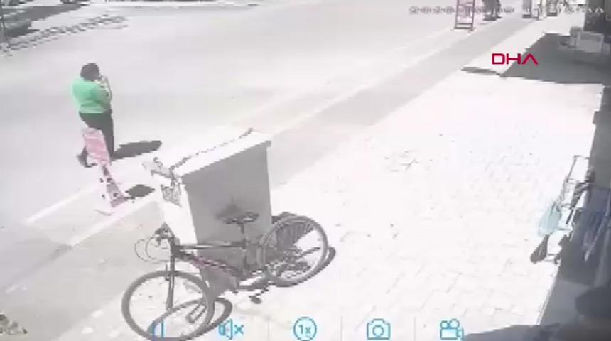 Yer: Adana! 2 yaşındaki &ccedil;ocuğu, sokak ortasında tekmeledi