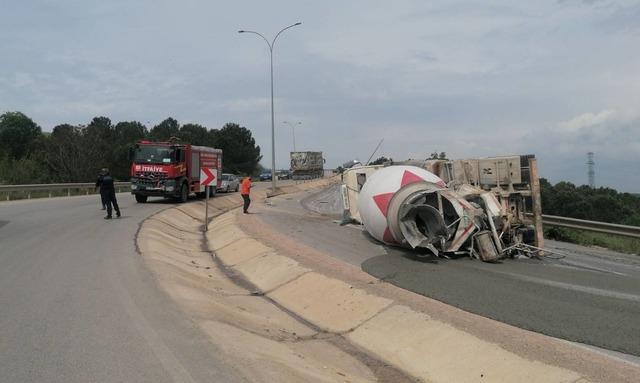 Virajda devrilen beton mikserinin s&uuml;r&uuml;c&uuml;s&uuml; yaralandı 1