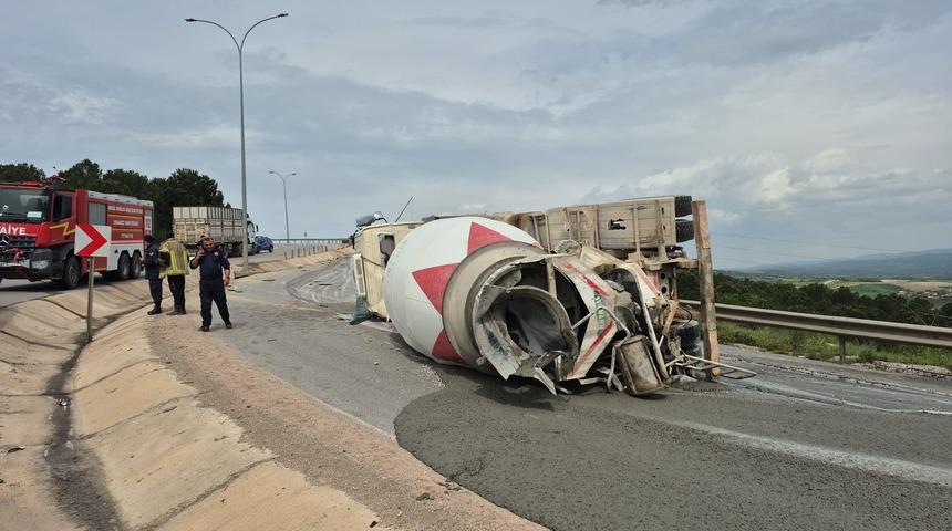 Virajda devrilen beton mikserinin s&uuml;r&uuml;c&uuml;s&uuml; yaralandı