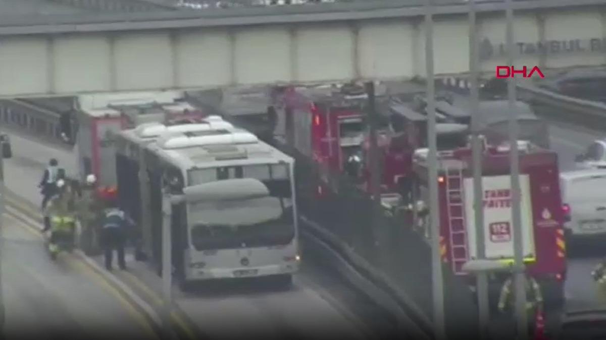 Metrobüsün Avcılar durağında yangın çıktı!
