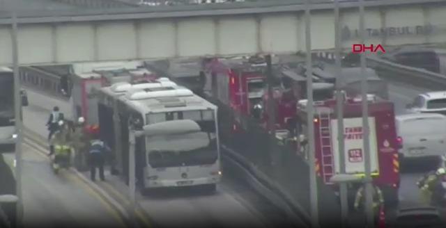 Metrobüsün Avcılar durağında yangın çıktı! | Son Dakika