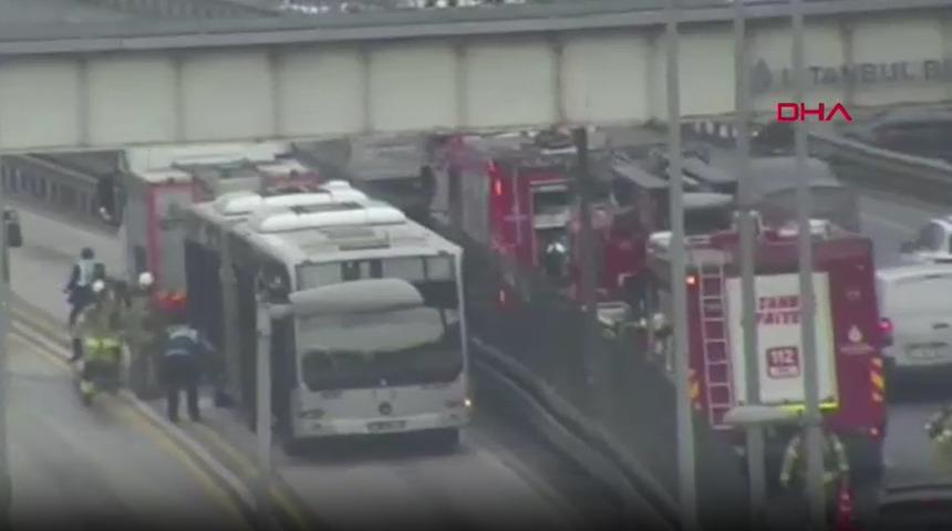 Metrob&uuml;ste yangın &ccedil;ıktı! Yolcular tahliye edildi