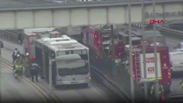 Metrobüste yangın çıktı! Yolcular tahliye edildi