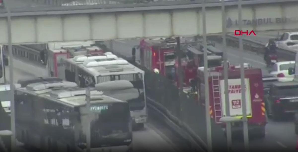 Metrob&uuml;ste yangın &ccedil;ıktı! Yolcular tahliye edildi 1
