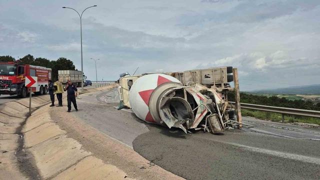 Devrilen beton mikserinin s&uuml;r&uuml;c&uuml;s&uuml; yaralandı 1