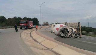 Devrilen beton mikserinin s&uuml;r&uuml;c&uuml;s&uuml; yaralandı