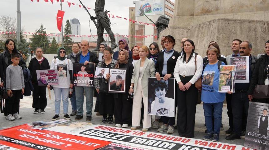 Anne ve babalar, hayatını kaybeden &ccedil;ocukları i&ccedil;in Ulus Meydanı'nda bir araya geldi