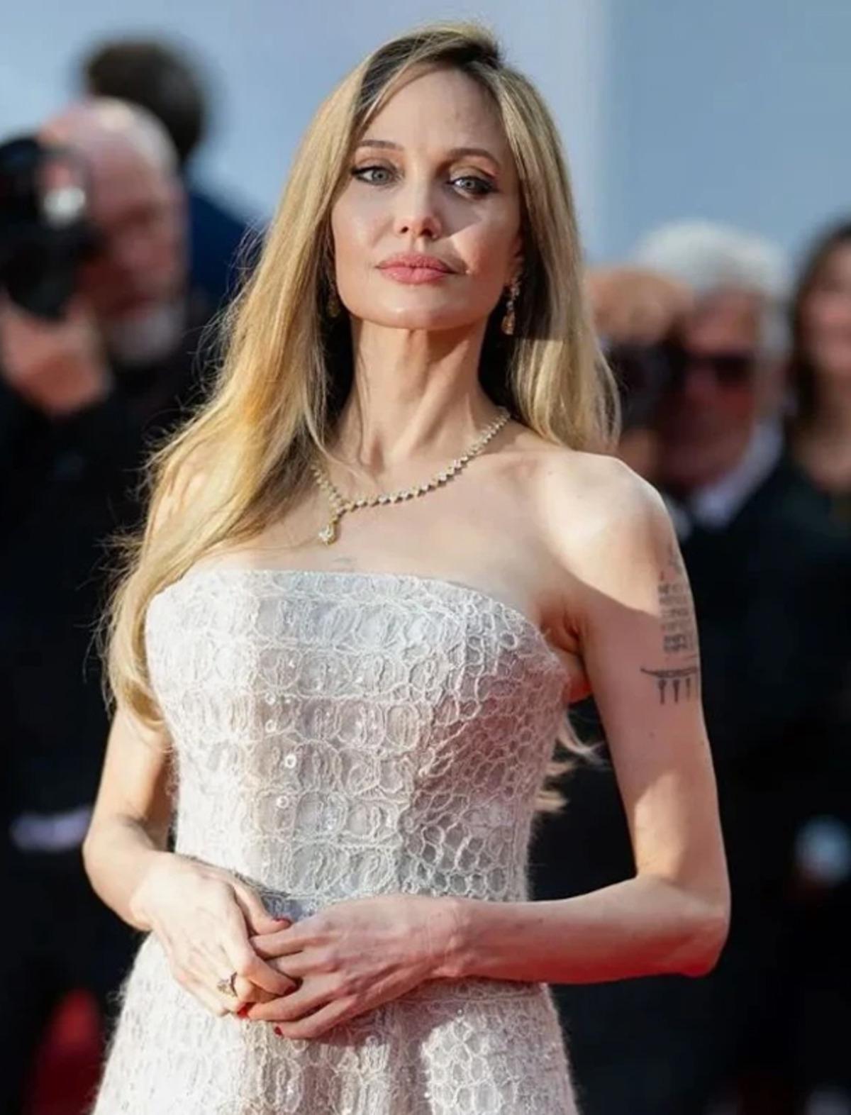 Angelina Jolie, l&uuml;ks malikanesini satışa &ccedil;ıkardı! Brad Pitt ten boşanınca almıştı: Fiyatı dudak u&ccedil;uklattı  1