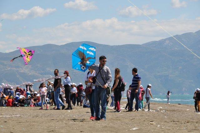 Samandağ sahilinde uçurtma şenliği