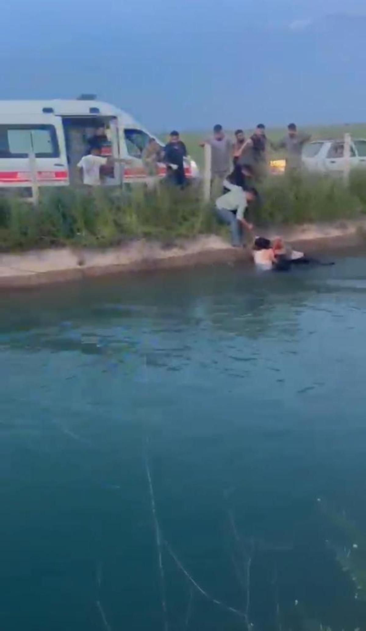 Şanlıurfa da otomobil sulama kanalına devrildi: 2 kadını vatandaşlar kurtardı 1