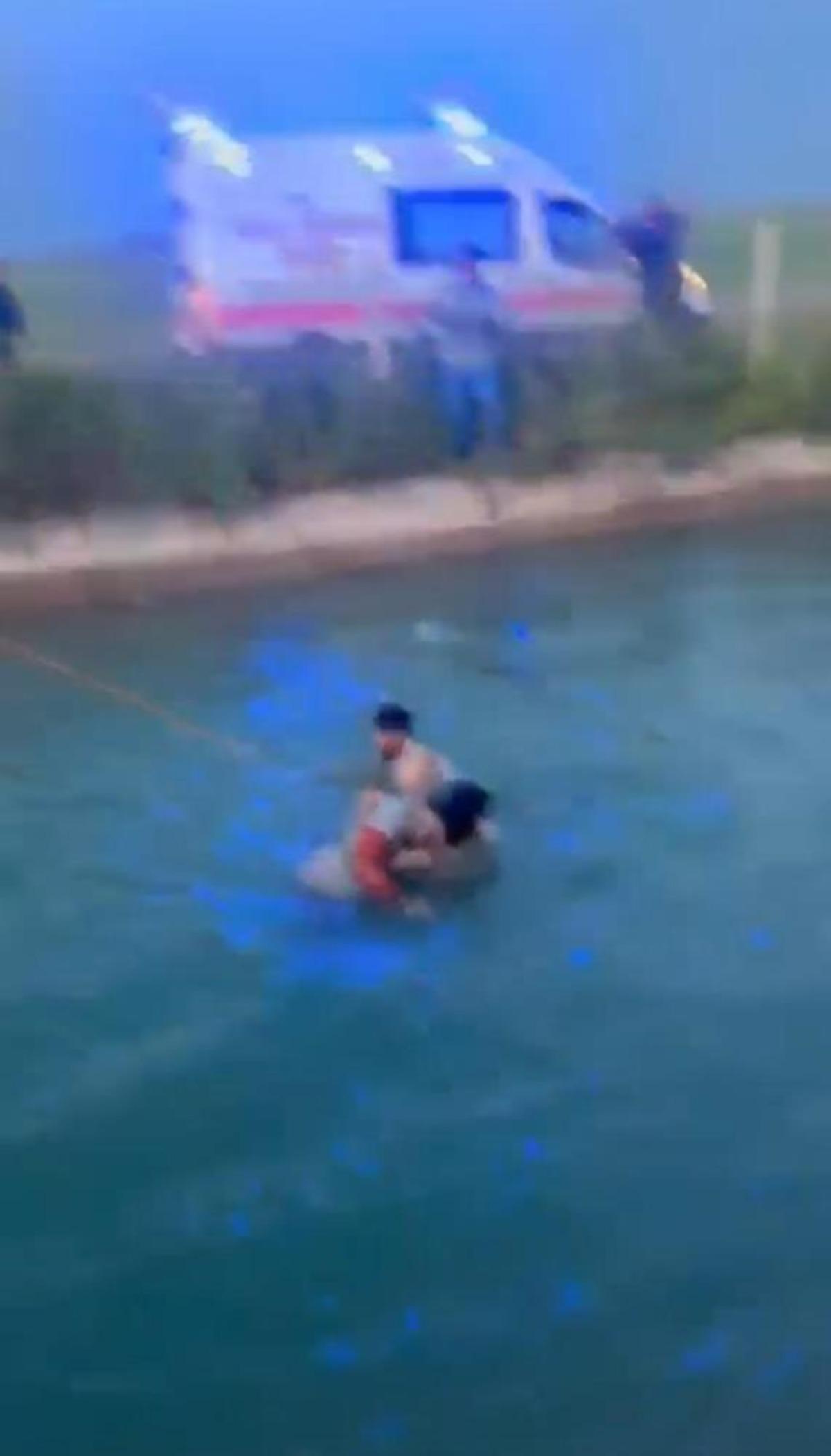 Şanlıurfa da otomobil sulama kanalına devrildi: 2 kadını vatandaşlar kurtardı 2