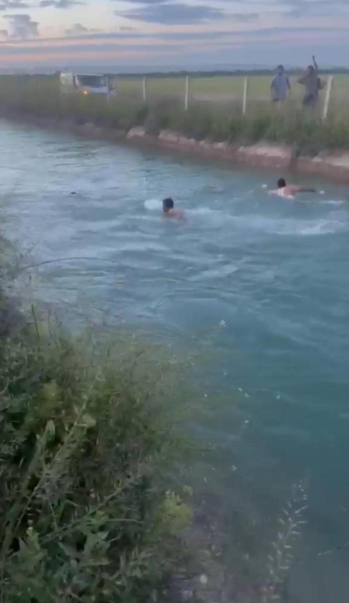 Şanlıurfa da otomobil sulama kanalına devrildi: 2 kadını vatandaşlar kurtardı 3