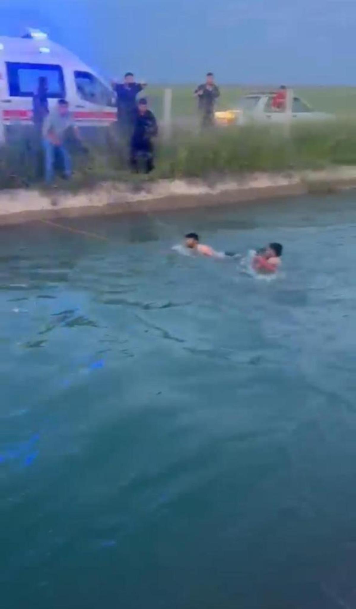 Şanlıurfa da otomobil sulama kanalına devrildi: 2 kadını vatandaşlar kurtardı 4