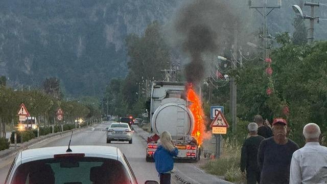 Lastiği patlayan yakıt tankeri alev aldı