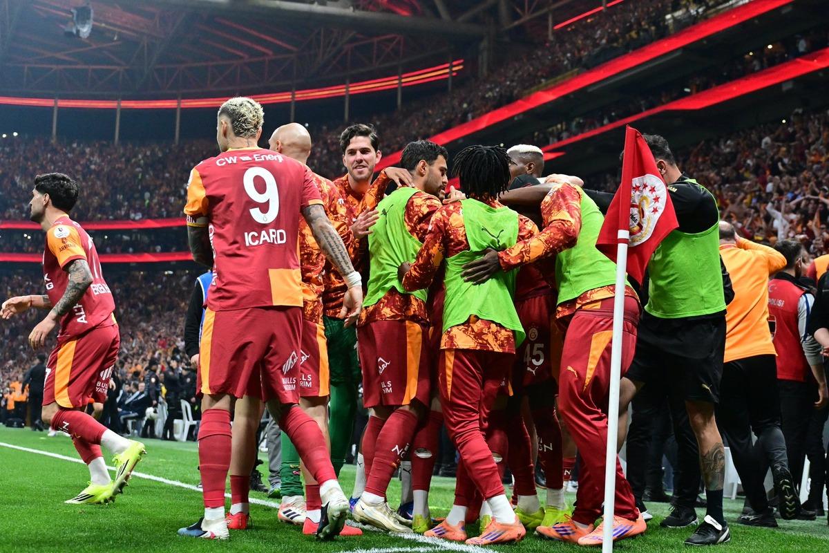 Okan Buruk d&uuml;nya tarihine ge&ccedil;ti! Pep Guardiola nın rekorunu egale etti 4