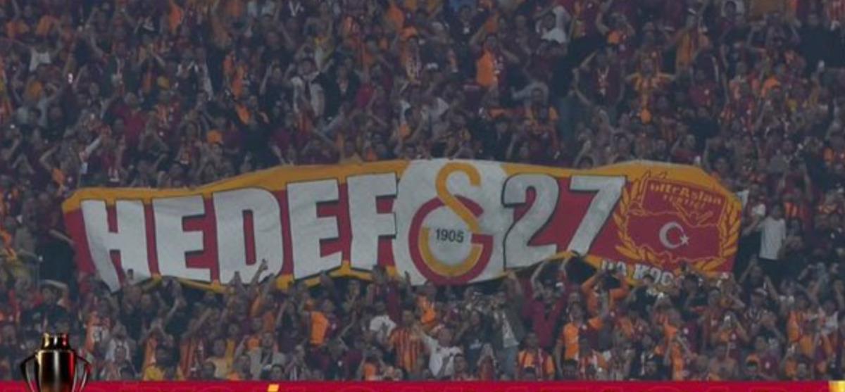 Galatasaraylı futbolcular bile şaştı! Şampiyonluk gelir gelmez trib&uuml;nlerde o pankart a&ccedil;ıldı 1