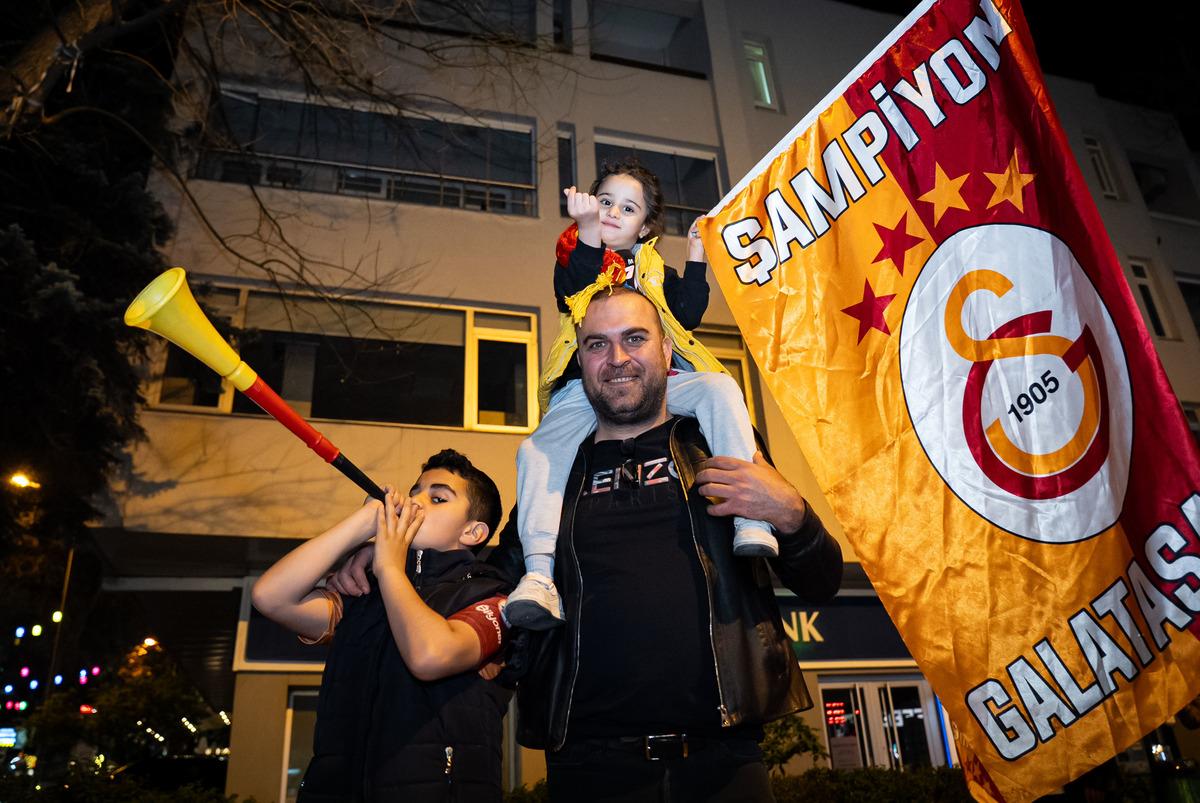 Galatasaraylı futbolcular bile şaştı! Şampiyonluk gelir gelmez trib&uuml;nlerde o pankart a&ccedil;ıldı 2