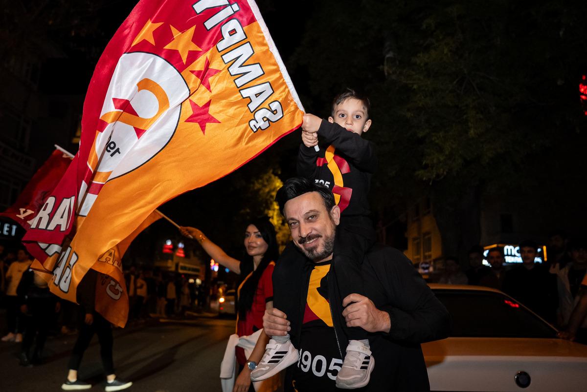 Galatasaraylı futbolcular bile şaştı! Şampiyonluk gelir gelmez trib&uuml;nlerde o pankart a&ccedil;ıldı 3