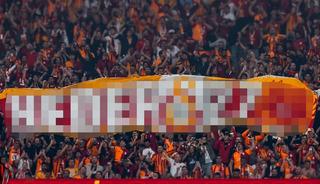 Futbolcular bile şaştı! Şampiyonluk gelir gelmez trib&uuml;nlerde o pankart a&ccedil;ıldı