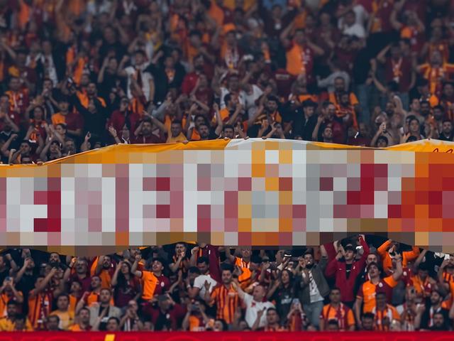 Futbolcular bile şaştı! Şampiyonluk gelir gelmez trib&uuml;nlerde o pankart a&ccedil;ıldı